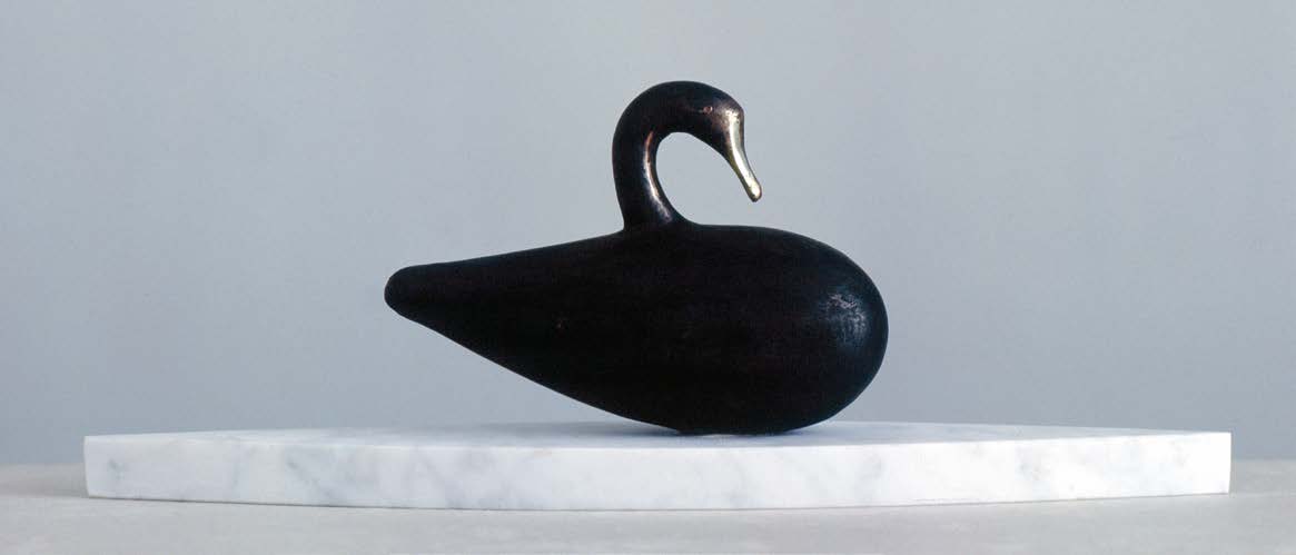 Het kleine gedicht, beeld van een zwarte bronzen vogel op een marmeren plaat